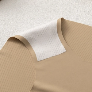 Nahtlose Nude-Unterhose mit Baumwollzwickel und feiner vertikaler Textur