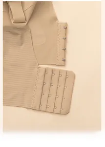 Vue détaillée de la fermeture arrière d'un soutien-gorge sans couture à quatre rangées d'agrafes