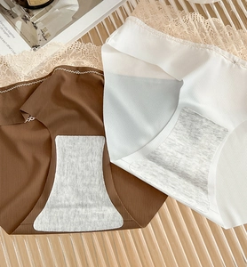 Dettaglio del tassello in cotone grigio e della vita in pizzo senza cuciture degli slip a coste