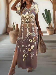 Détail d'une robe longue bohème à col en V avec imprimé floral et fente latérale haute