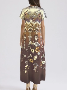 Vue arrière d'une robe longue d'été avec imprimé paisley bohème et col en V