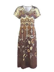 Détail de l'imprimé floral ethnique et du col en V sur cette robe longue d'été à manches courtes