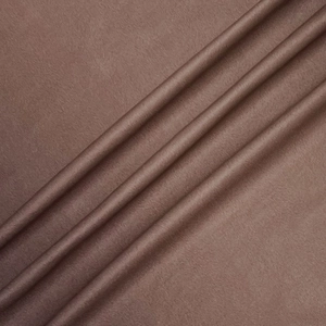 Vue détaillée du tissu en daim marron montrant la texture fine et le drapé élégant