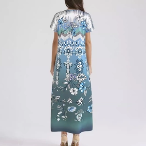 Robe longue fleurie à col en V pour femme avec manches courtes et fente bleu dégradé