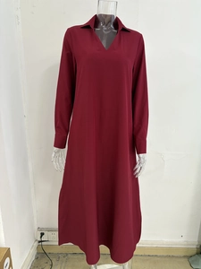 Detalle de un elegante vestido largo burdeos con mangas largas y cuello en V estilo POLO