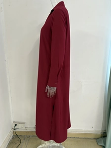 Vestido largo granate de manga larga con aberturas laterales y puños abotonados