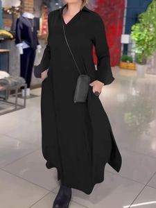 Detalle del vestido largo negro con prácticos bolsillos laterales y una abertura en el bajo