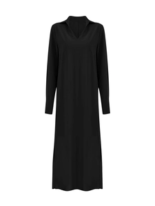 Detalle de vestido negro de manga larga con escote en V, cuello polo y aberturas laterales