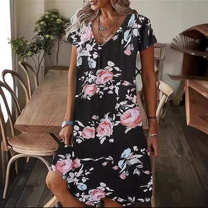 Abito corto da donna con scollo a V e stampa di rose rosa su sfondo scuro