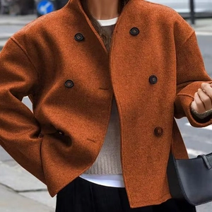 Detalle de abrigo de lana rojo ladrillo de doble botonadura con botones de textura y tejido