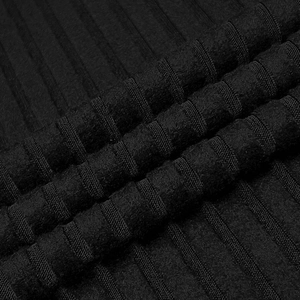 Macro-opname van zwarte ribgebreide stof met gedetailleerde verticale textuur en rek