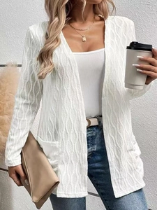 Detail van wit gebreid vest met fijne golftextuur en lange mouwen voor damesmode