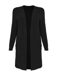 Detail der schwarzen langen Strickjacke mit Rippenmuster, offener Front und Vordertaschen
