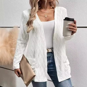 Witte gebreide cardigan met lange mouwen en golfpatroon voor stijlvol stedelijk woon-werkverkeer
