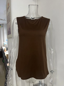 Détail du débardeur sans manches marron foncé avec col rond et ourlet arrondi sur mannequin