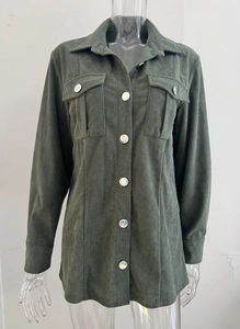 Dettaglio della camicia di velluto a coste verde scuro con bottoni metallici argento
