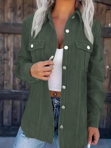 Dettaglio camicia di velluto a coste verde scuro con tasche applicate sul petto