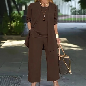 Ensemble trois pièces pour femme avec cardigan long, haut sans manches et pantalon large marron