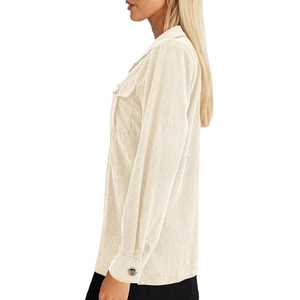 Giacca camicia da donna in velluto a coste beige con maniche lunghe e vestibilità ampia