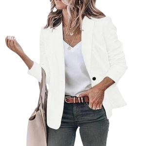Blazer cintré blanc pour femme avec bouton noir, style chic décontracté professionnel