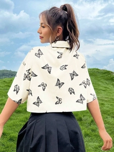 Vista trasera de camisa beige de manga corta con estampado de mariposas y cuello de solapa