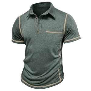 Détail d'un polo pour hommes avec coutures contrastées brunes et boutons en bois