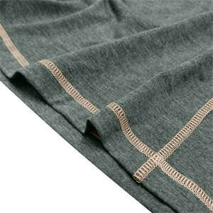 Vue macro d'un polo gris foncé montrant la maille fine et les coutures plates beiges