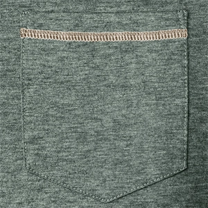 Détail macro de la poche du polo avec coutures contrastées et tissu chiné doux
