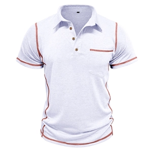 Détail du polo violet clair avec coutures contrastées brunes et boutons style bois