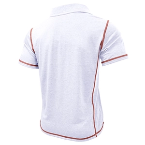 Détail des coutures contrastées marron sur le dos du polo gris clair respirant pour homme