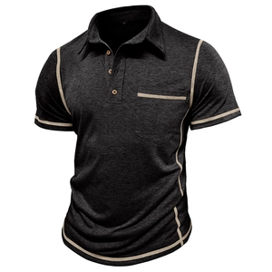 Détails du polo gris avec surpiqûres blanches contrastées et boutons en bois