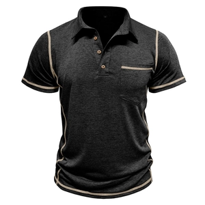 Détail d'un polo gris avec coutures contrastées et boutons de style bois naturel