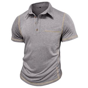 Détail de polo gris pour homme avec boutons en bois et surpiqûres jaunes