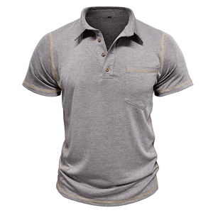 Détail d'un polo gris pour homme avec boutons aspect bois et coutures contrastées