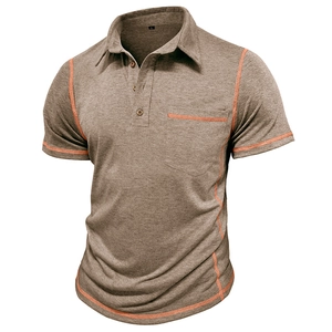 Détail des coutures orange contrastées sur le col et les boutons du polo kaki pour hommes