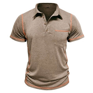 Détail d'un polo gris avec coutures contrastées orange et boutons style bois