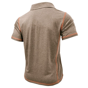 Vue arrière du polo marron terre avec des surpiqûres orange contrastées sur les bords