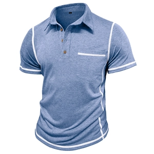 Détail de polo pour hommes en tissu chiné bleu avec surpiqûres blanches contrastées