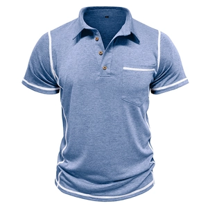 Détail d'un polo bleu clair avec surpiqûres contrastées et trois boutons en bois