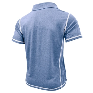 Détail du dos d'un polo bleu marine avec des coutures contrastées blanches élégantes