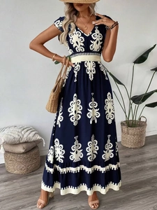 Détail de robe longue à col en V, manches volantées et imprimé floral bohème bleu et blanc