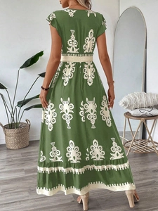 Détail de la robe longue bohème vert foncé à imprimé floral blanc et taille élastique