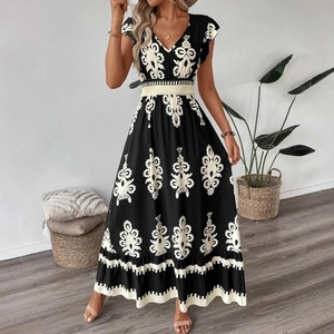 Détail du col en V et de l'imprimé tribal blanc sur une robe longue d'été noire