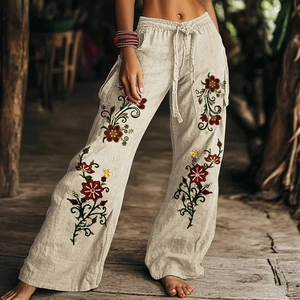Gedetailleerd borduursel van rode bloemen op beige linnen broek met elastische taille