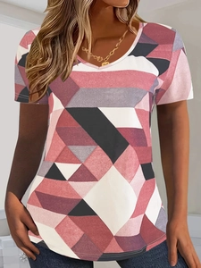 Dettaglio di t-shirt da donna a maniche corte con stampe geometriche rosa e grigie
