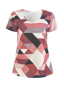 Dettaglio della stampa geometrica astratta su una t-shirt casual da donna con scollo a V