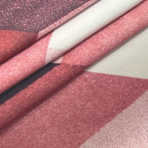 Vista macro del tessuto a stampa floreale con colori vivaci e consistenza del drappeggio