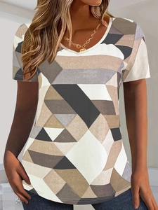 Dettaglio della maglietta da donna slim con scollo a V e stampa geometrica astratta