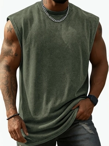 Détail du débardeur en coton vert armée avec texture délavée vintage et col rond classique