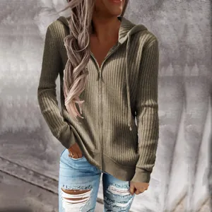 Dettaglio della trama a maglia a coste sulla felpa con cappuccio marrone zip da donna
